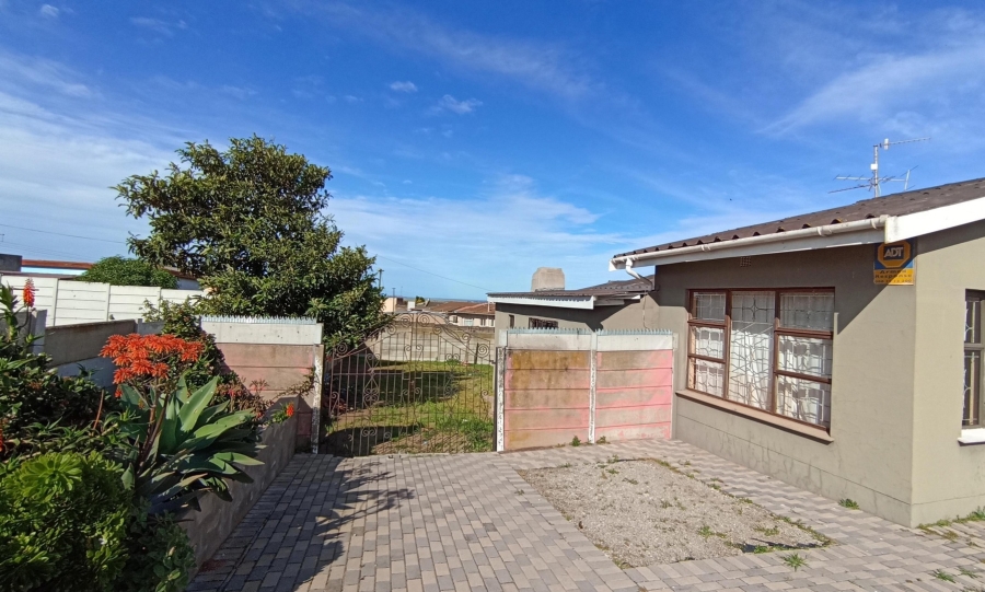 3 Bedroom Property for Sale in Louwville Western Cape